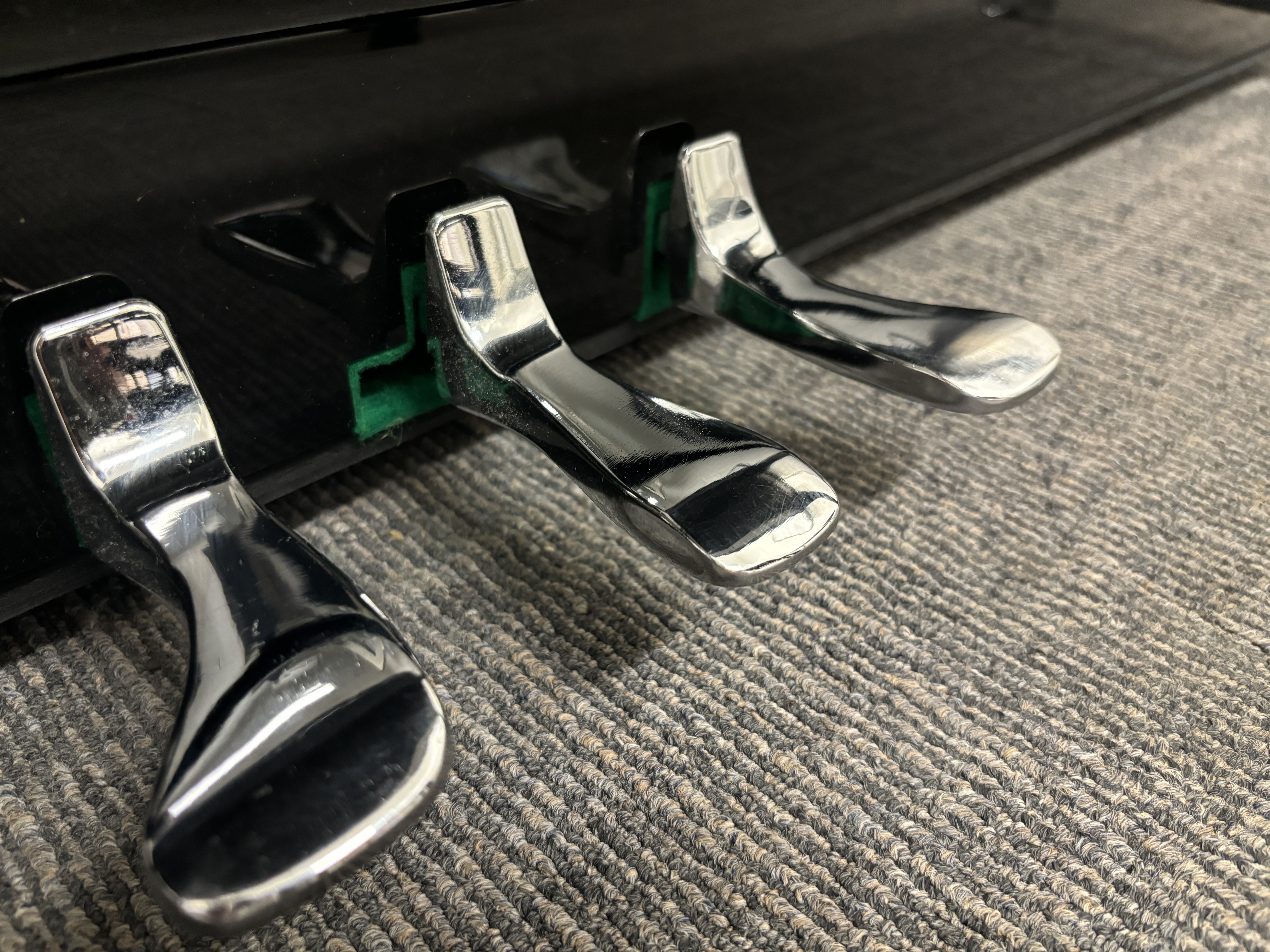 ペダルの役割と特徴を知って、より表現力のある演奏を♪ こんにちは、ピアノインストラクターの木村です！ピアノを弾くときに、足元にある3本の「ペダル」。上手に使えるようになると、音の響きや雰囲気が豊かになり、演奏のクオリティがアップしますが使い方は自己流でなんとなく踏んでいる…という方も多いのではないで […]