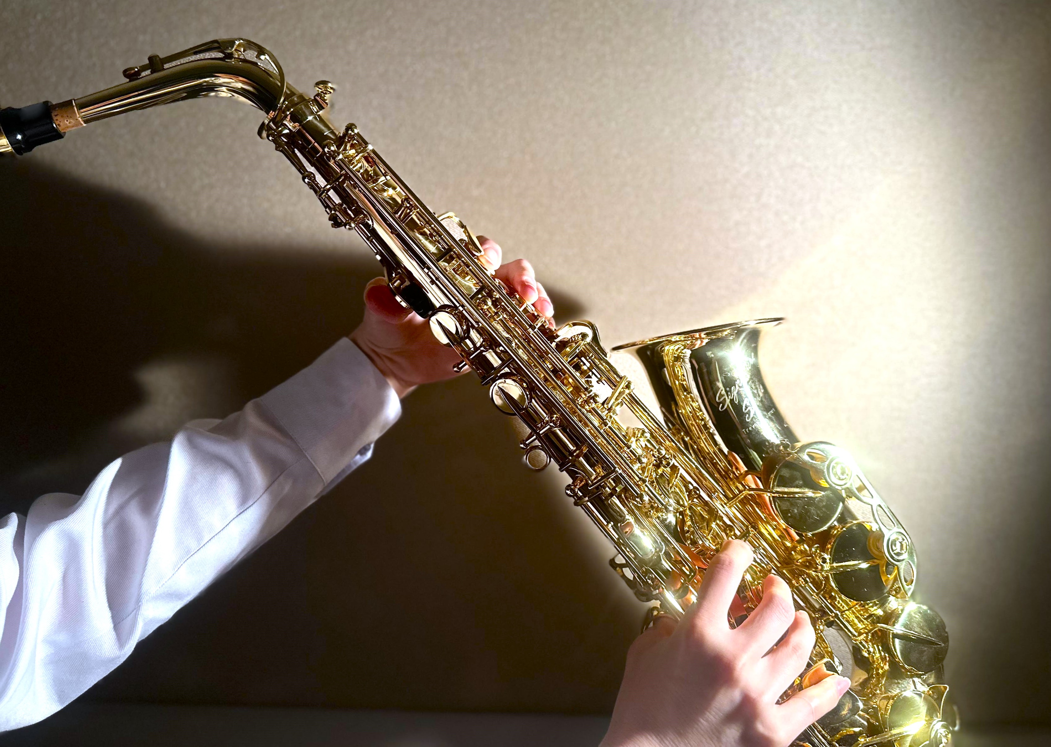 CONTENTS憧れのサックスをジャズで吹いてみませんか？体験会詳細当店ではジャズをお楽しみいただけるイベントも多数開催しております！憧れのサックスをジャズで吹いてみませんか？ 昔吹いていたサックスを久しぶりに吹く機会を作ってみたいな・・・漠然とサックスってカッコいい楽器だなぁ！と思っている方、「ジ […]