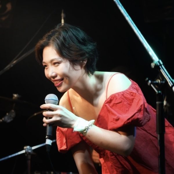 活動歴17年。首都圏を中心にオリジナルユニットや多方面でヴォーカリストとして活躍中。<br />
音楽活動と並行して二児の母として子育てをする、歌も家庭でもパワフルな私です。<br />
生徒さん一人一人が音楽を楽しんでもらえるよう寄り添ってレッスンをさせて頂きます。<br />
宜しくお願いします。