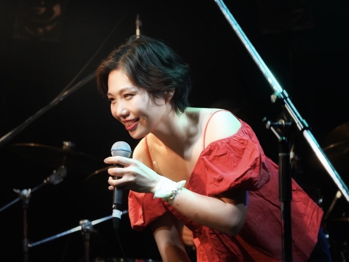 CONTENTS佐藤　貴美子（さとう　きみこ）　担当曜日：木曜日講師へのインタビュー講師からのコメント佐藤　貴美子（さとう　きみこ）　担当曜日：木曜日 講師プロフィール 活動歴17年。首都圏を中心にオリジナルユニットや多方面でヴォーカリストとして活躍中。音楽活動と並行して二児の母として子育てをする、 [&hellip;]