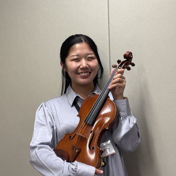 ヴァイオリンインストラクター<br />
吉田　万莉亜<br />
<br />
桐朋学園大学音楽学部音楽学科ヴァイオリン専攻卒業。<br />
第2回東京国際管弦声楽コンクール弦楽器部門第2位。<br />
全日本学生音楽コンクール東京大会本選に複数回入選。<br />
小澤征爾音楽塾に塾生として参加。在学時より数多くの演奏活動を行っている。<br />
これまでに鈴木亜久里、玉井菜採、吉村知子、徳永二男の各氏に師事。