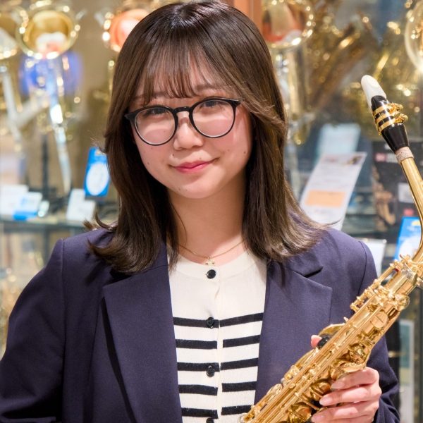 佐藤　小春（さとう　こはる）<br />
<br />
昭和音楽大学ウィンドシンフォニーコース、サックス専攻卒業。<br />
大学在学中より、高校生に向けた演奏指導や音楽作りの現場で経験を積む。<br />
地元北海道では母校開催のオータムコンサートに出演し、ソリストを務める。<br />
これまでに、サックスを福本信太朗氏、室内楽を彦坂眞一郎、松原孝政、神保圭佑、野原武伸、栄村正吾、小山弦太郎の各氏に師事。<br />
<br />
開講曜日:水曜日・木曜日・金曜日・土曜日・日曜日