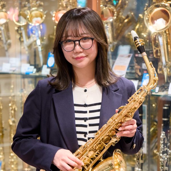 サックスインストラクター：佐藤 小春(さとう こはる)<br />
開講曜日：水曜日・木曜日・金曜日・土曜日・日曜日