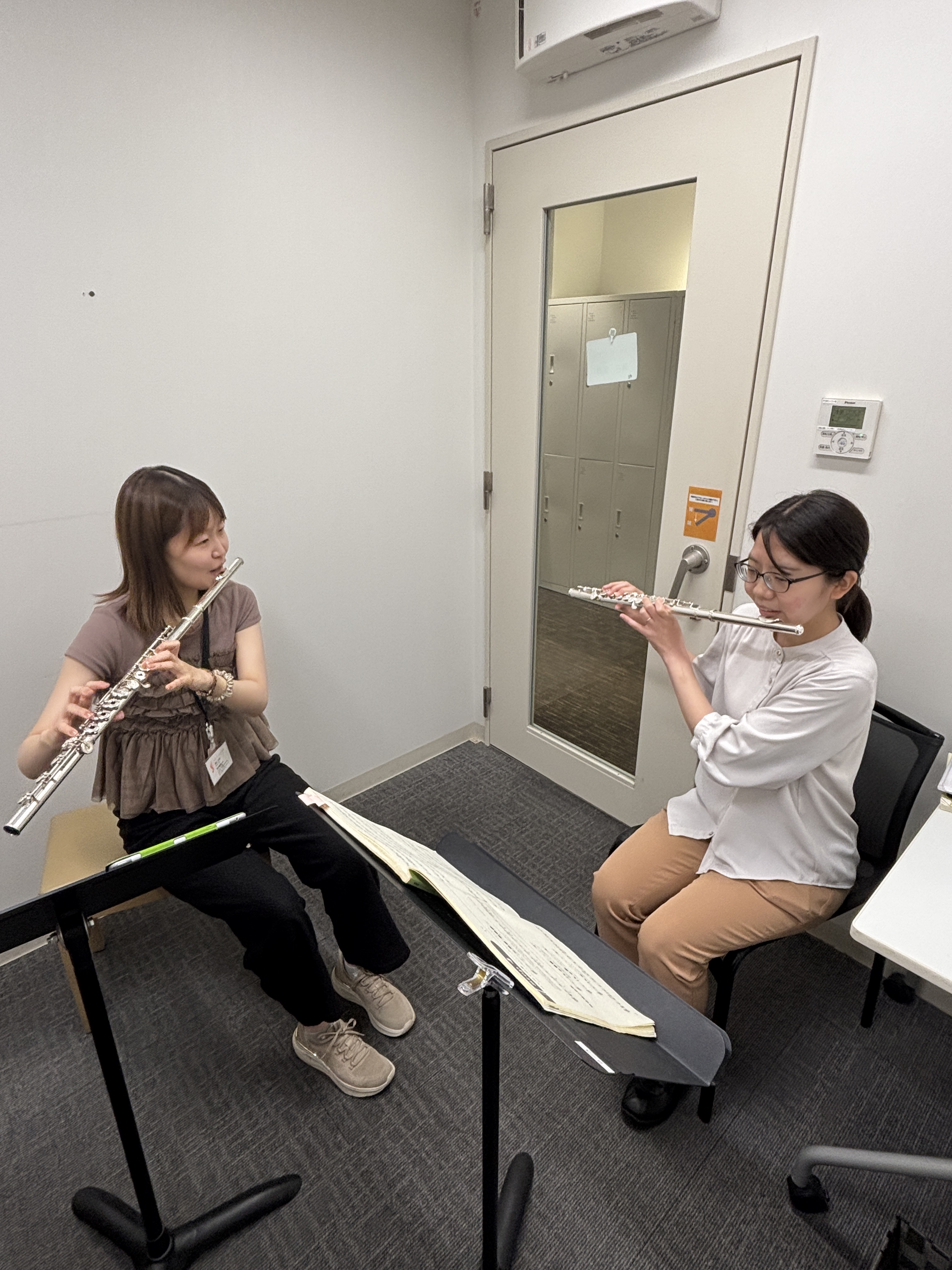 こんにちは、ピアノインストラクターの田中です！今回は、フルートインストラクター瀬古のレッスンを、ピアノインストラクター田中が受けてみました！ フルートの経験は、以前に1回体験で音を出してみたことがあるだけです。音を出すのが難しかった記憶がありますが、発表会でフルートの会員様の演奏を聞きながら、フルー [&hellip;]