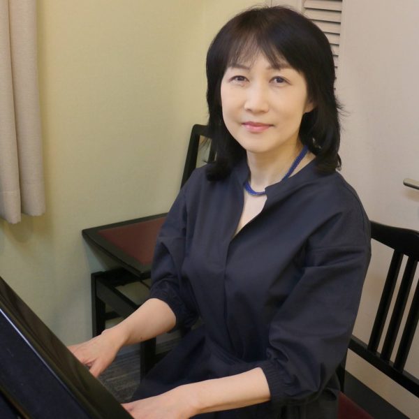 濱田　伊津子<br />
担当曜日：水曜日・金曜日<br />
ご案内可能時間例：(水)17:30～、18:30～　(金)17:00～、20:00～<br />
<br />
国立音楽大学ピアノ専攻卒業。<br />
卒業後は後進の指導にあたる一方、声楽・コーラス等の伴奏やクラシックに限らない演奏活動を行う。<br />
