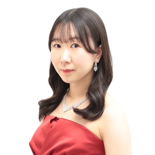 川﨑　尚子<br />
担当曜日：火曜日<br />
ご案内可能時間例：17:00～、19:30～<br />
<br />
東京音楽大学ピアノ演奏家コース卒業、同大学大学院修士課程修了。<br />
現在はソロ演奏のほか、声楽・器楽の伴奏や結婚式でのBGM演奏など、幅広く演奏活動を行っている。<br />
また、保育士養成校の非常勤講師を務める傍ら、子どもから大人まで幅広い世代へのピアノ指導にあたっている。<br />
自身の演奏・指導経験を活かし、ピアノ楽譜の編曲・制作にも取り組んでいる。