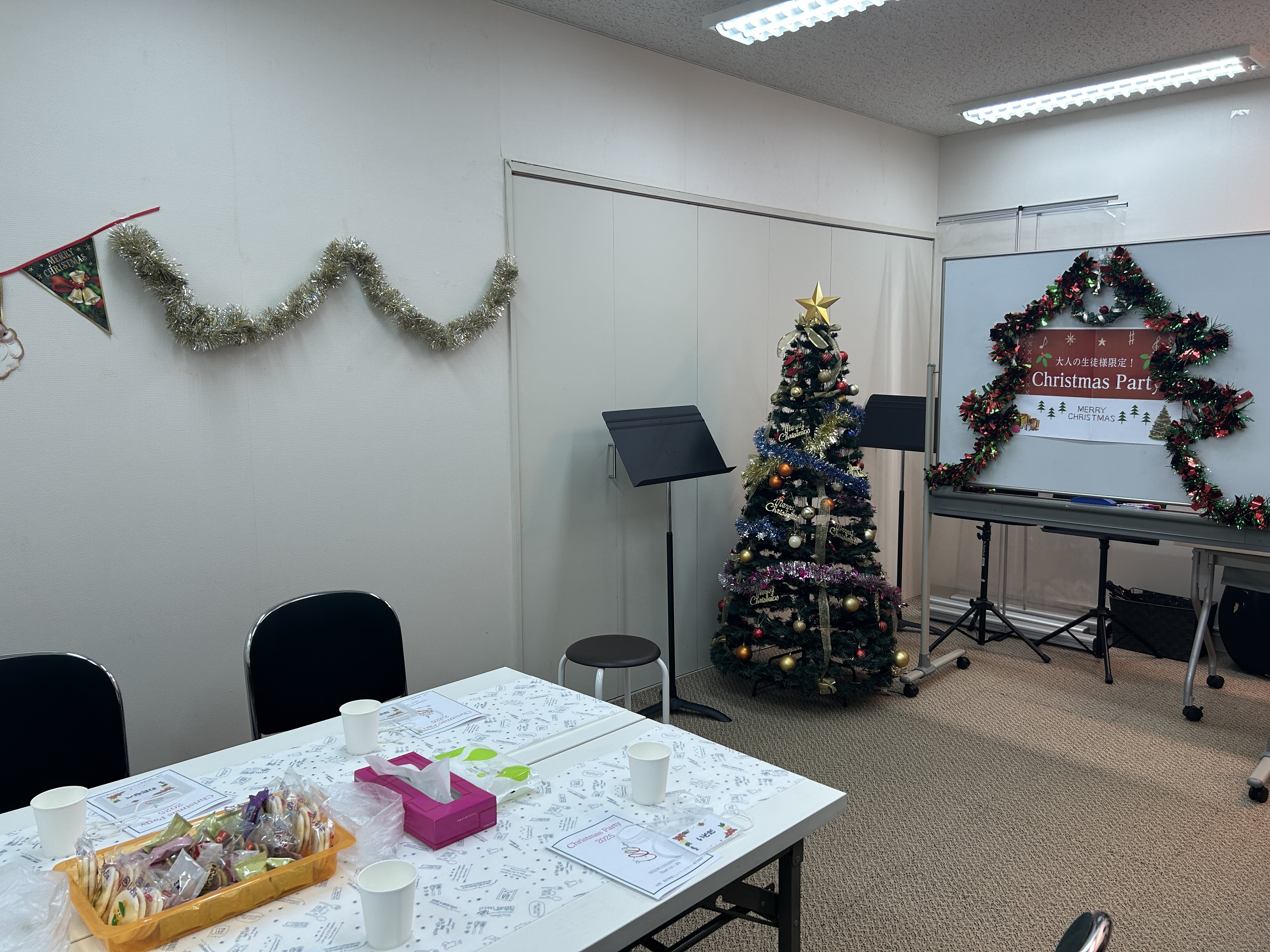 島村楽器ミュージックサロン稲毛海岸の教室にて大人の生徒様限定のクリスマスパーティーを開催しました。当日は皆さんでサンタ帽をかぶり、楽しむ準備はバッチリ！演奏やビンゴ大会、プレゼント交換など楽しい時間を過ごしました。当日の様子をお届けします。 🎵まずは生徒様による演奏会からスタート！ クラシック曲や、 [&hellip;]