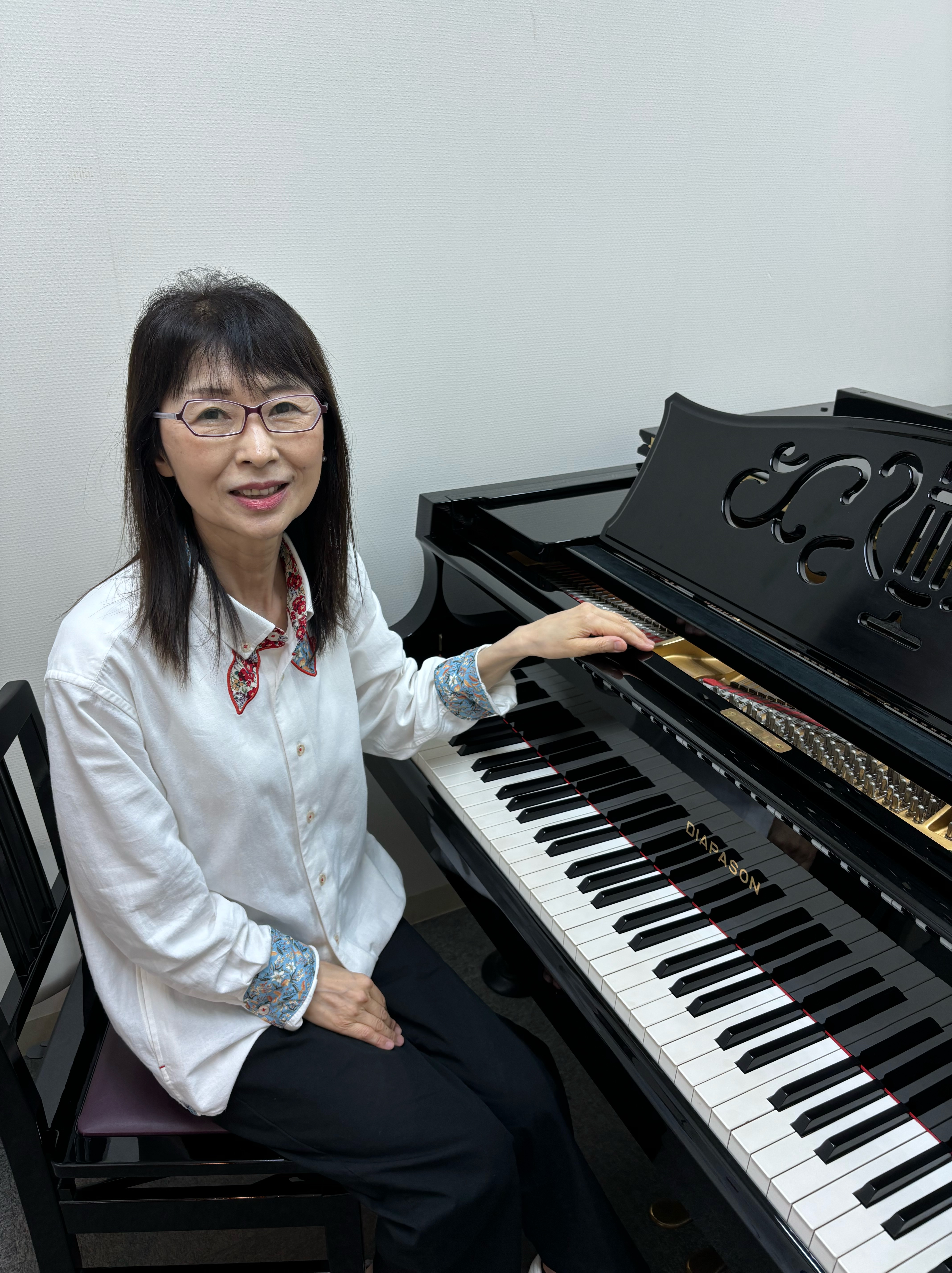CONTENTS安藤 早苗先生安藤先生へインタビュー！体験レッスンお申込みお問い合わせ安藤 早苗先生 安藤先生へインタビュー！ Q1. 音楽を始めたきっかけ、またピアノを始めたきっかけはなんですか？ 母がピアノを弾いていたので、いつのまにか始めていました。 Q2. ピアノの魅力はなんですか？ 簡単に […]