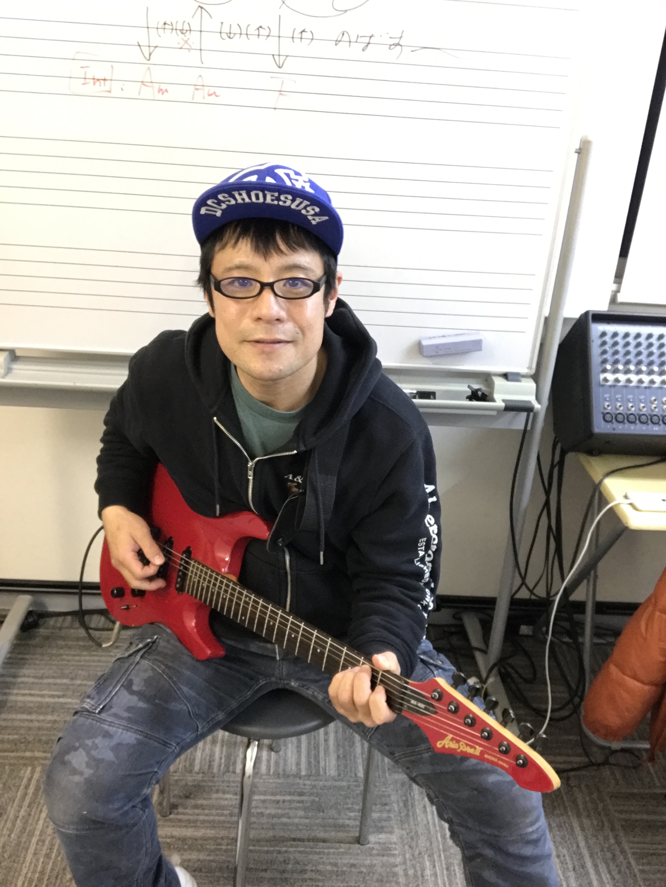 CONTENTS講師プロフィールコメントコース概要お問い合わせ講師プロフィール ギター講師だけでなく、バンド、シンガーサポート、スタジオミュージシャン、作曲家としてもCD・DVDを発売するなど幅広く活躍。 演奏動画はこちら⇩ コメント ジャンルはポップスが好きです！基礎から実践まで幅広く、生きたレッ […]
