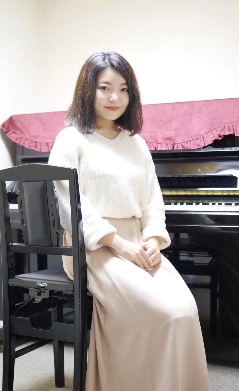 *和田　佳奈（わだ　かな）　担当曜日:金曜日 [!!幼児の基礎音楽　兼任!!] *講師にインタビュー **ピアノは、なん歳から始めましたか？]]また始めたきっかけはなんですか？ 5歳の頃だと思います。その前に歌を3歳からやってました！始めたきっかけは、祖母が音楽教室をやっていたからです。 ** ピア […]