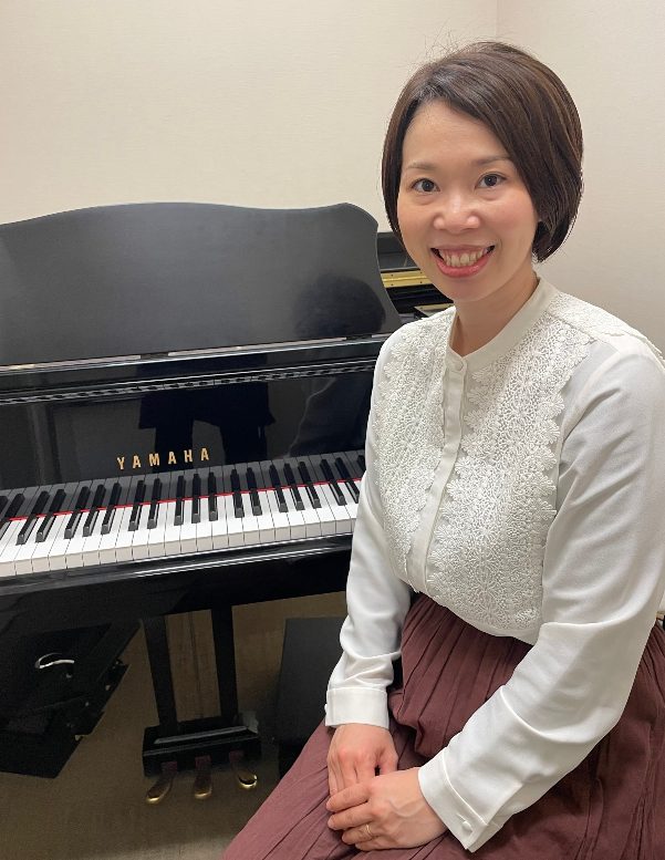 *佐藤　なな絵（さとう　ななえ）　担当曜日:土 *講師プロフィール 武蔵野音楽大学ピアノ科卒業。福井直秋記念奨学生。]]卒業後、指導にあたる傍ら、ソリスト・伴奏者として幅広い演奏活動を行う。 *講師インタビュー **楽器をはじめたきっかけなどを教えてください。 小さい頃、言葉にメロディをつけてよく歌 […]