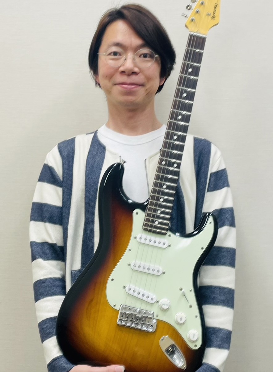 *堀江　洋賀（ほりえ　ひろよし）担当曜日:日曜日 *講師プロフィール 2歳よりロックギター、ドラムを始める。]]17歳でジャズに目覚め、ライブやイベント等の演奏を年間200本近く行う。]]ジャズ、ポップス、ブラジル音楽のライブが中心。]]その他レコーディング、ツアーサポート等。 *講師へのインタビュ […]