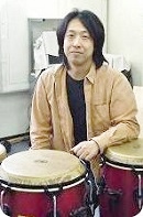 *呉　成徹 （ご　なりてつ）　担当曜日:日曜日 [!!Latin Percussion, Drums!!]]] *講師プロフィール 高校時代よりドラムを始める。高校卒業後、ESPミュージカルアカデミー専門学校ドラム科に進学。]]同時期にリズム教育研究所においてドラムを江尻憲和氏に師事、パーカッション […]