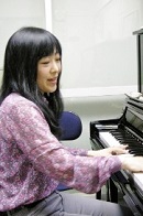 *合渡　恵子 （ごうど　けいこ）　担当曜日:水曜日 *講師プロフィール 東京音楽大学ピアノ専攻卒業。]]音楽を作る仕事がしたくて実家に戻らず東京にいることを選んだ。]]ピアノの先生をしながら お芝居やドラマCDのBGMなどの作曲、またプライベートでは]]オリジナルアコースティックバンド「PEANUT […]