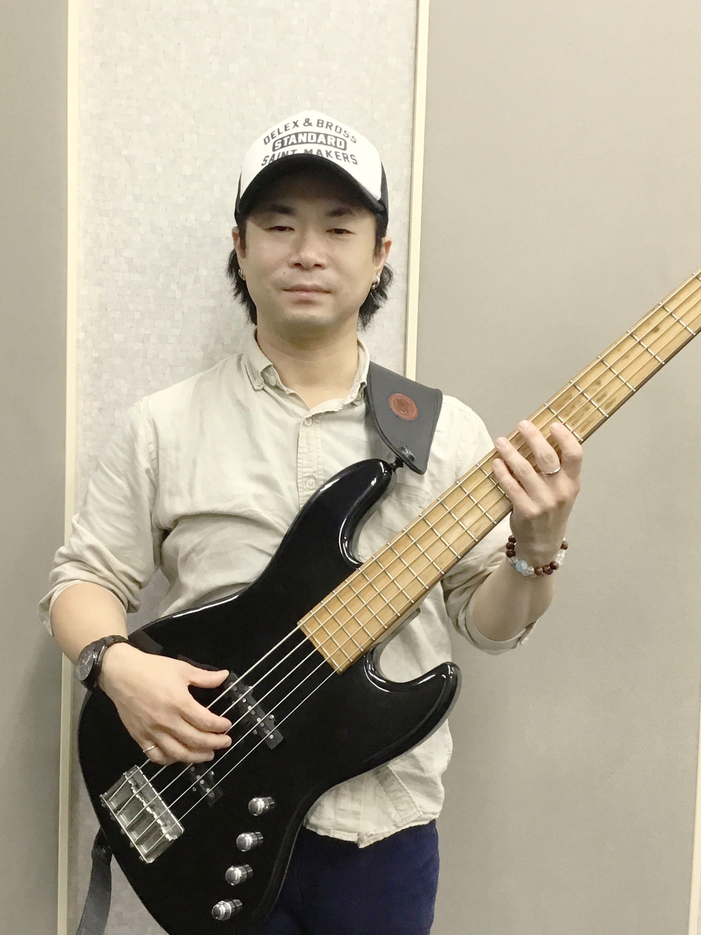 【プロフィール】<br />
MIJapan東京校卒業。同校特待生にも選ばれる。在学中から自己のバンドでCDをリリース。<br />
海外アーティストのクリニックのサポートライヴ・レコーディングを始めプロとしてスタート。<br />
ライブ、レコーディングを始めスタジオミュージシャンとして活動。カークハメット、増崎考司、影山ノブヒロ等と共演。<br />
【開講曜日】<br />
水曜日