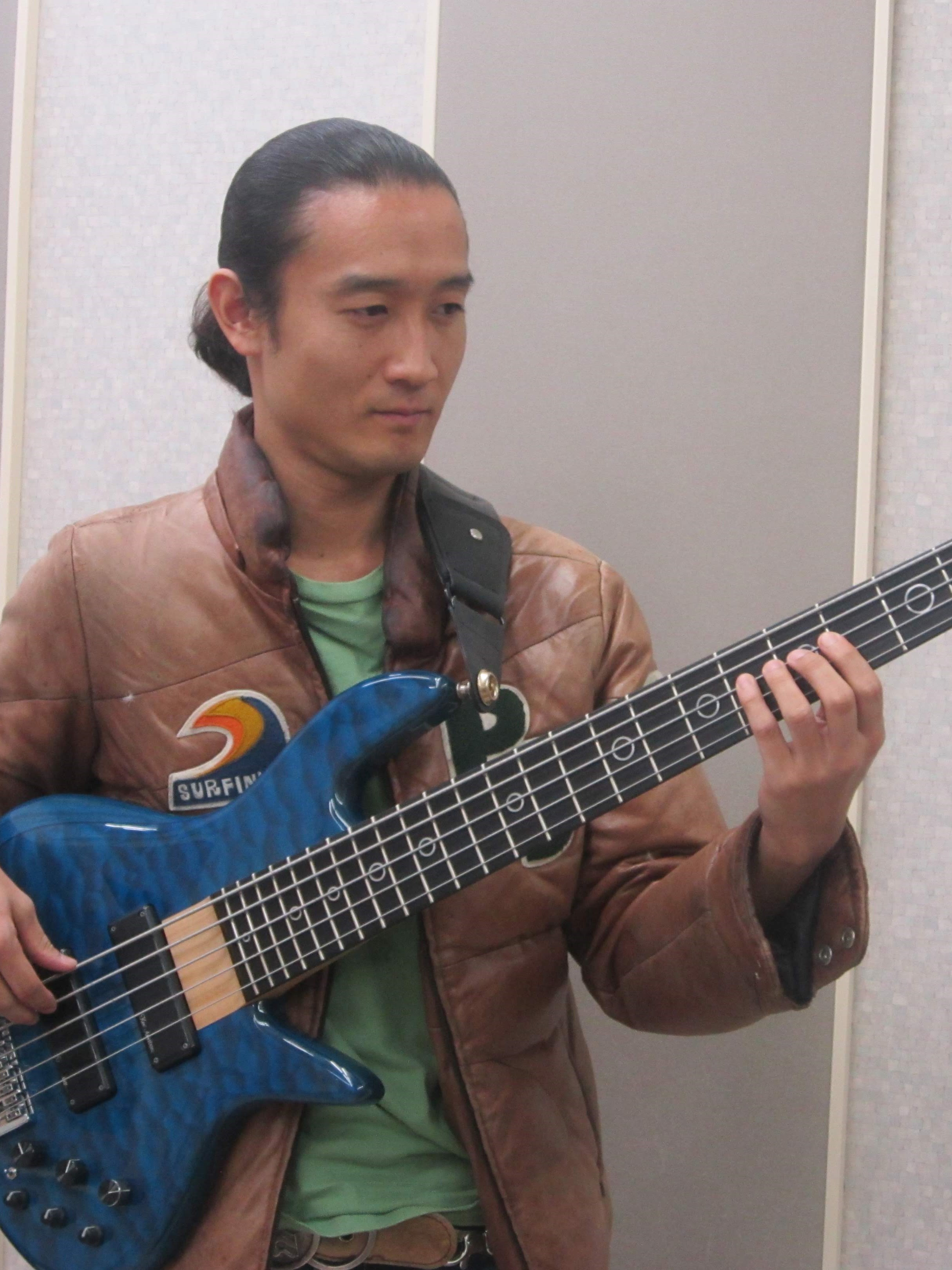 【プロフィール】<br />
音楽専門学校卒業後、ライブハウスの専属バンドメンバーをして活動。<br />
それと並行してロック、ポップス、演歌等、様々なアーティストのサポートを経験。<br />
【講師コメント】<br />
ベース1本だけでも楽しく演奏することは出来ます。もちろん縁の下の力持ちでも奥深い世界がベースの魅力だと思います。<br />
レッスンで基礎を学びつつ、一緒に楽しく上達していきましょう<br />
<br />
【開講曜日】<br />
金曜日