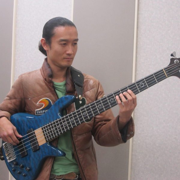 田島 雄也（たじま ゆうや）<br />
開講曜日：金曜日<br />
<br />
■講師プロフィール<br />
音楽専門学校を卒業後、ライブハウスの専属バンドメンバーとして活動。<br />
また、演歌やPOPS歌手のバックバンドのメンバーとしてコンサートを行う。<br />
<br />
■ひとことコメント<br />
エレキベースを通して音楽の楽しみ方を教えます。