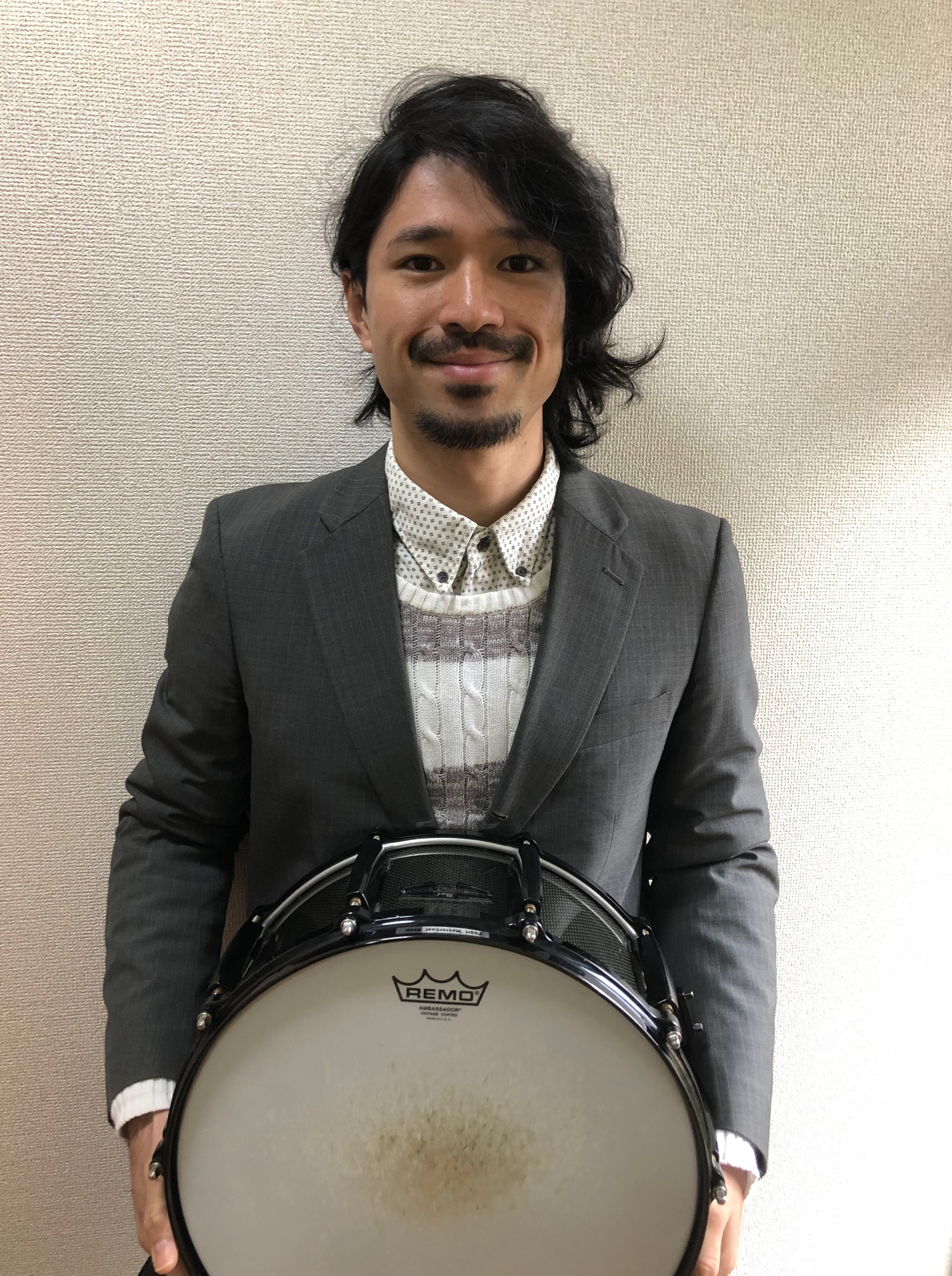 *火曜日　ドラム教室講師　森田正洋（もりた　まさひろ） **プロフィール 湘南生まれ湘南育ち湘南在住。]]中学生時代に吹奏楽部でドラム演奏の楽しさに魅了され、ドラム漬けの日々を送る。部活や音楽教室で基礎を学びつつ独学で鍛錬を重ね現在に至る。]]メタルバンド「ジャパニーズフォークメタル」のドラマーとし […]