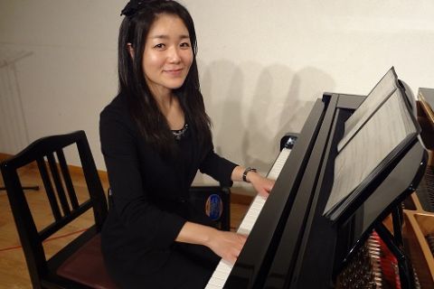 スタッフ写真 ピアノインストラクター 若旅