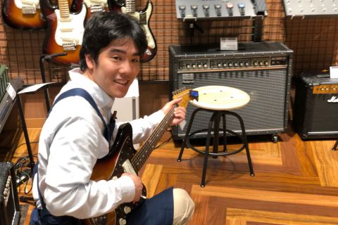 スタッフ写真 ベース / アンプ / ギター関連HP 担当 黒田