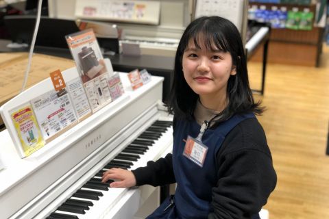 スタッフ写真 ピアノ インストラクター 坂口