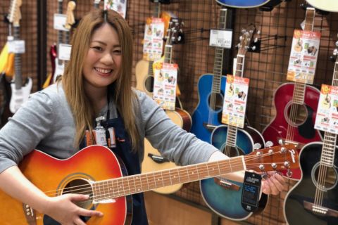 スタッフ写真 ギター小物 担当 四方