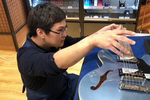 スタッフ写真 副店長 / ギター関連 / ドラム 担当 魚島
