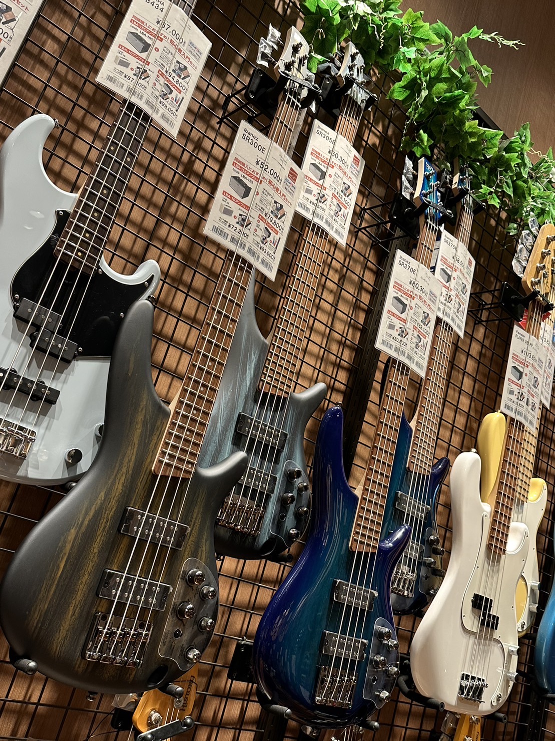 みなさまこんにちは！！入荷情報のお知らせです♪Ibanezの4・5弦ベースが入荷しました！！ 左から、SR-300E(4弦)、SR−305E(5弦)、SR−370E(4弦)、SR−375E(5弦)です！！ 気になる方はぜひお気軽にご来店ください♪ CONTENTSお問い合わせお問い合わせ ご不明点、 […]