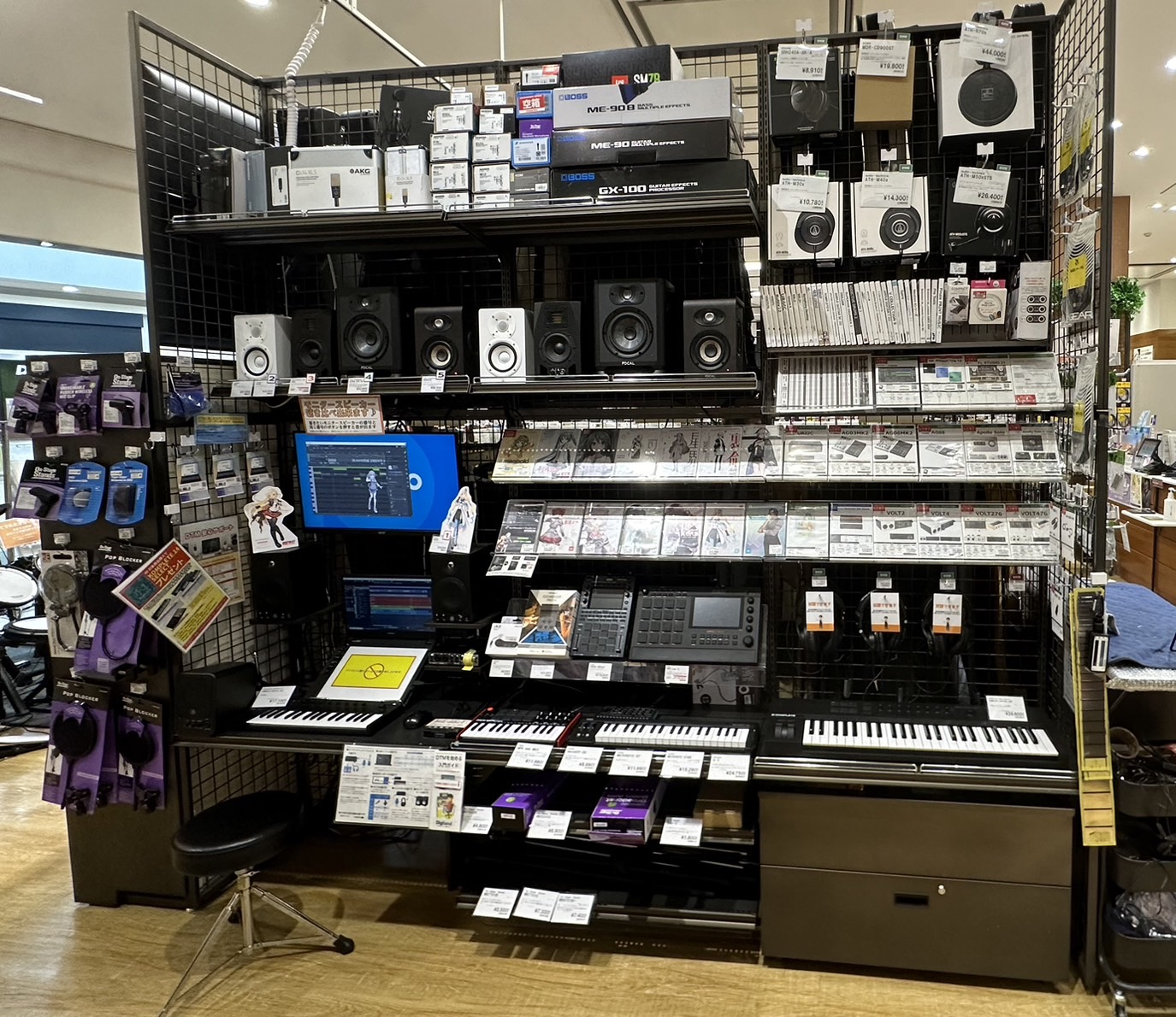 DAWソフト PCで作編曲や録音に使うソフトウェアです！ ソフトウェア音源 DAWソフトに追加して使用する外部の優れた音源です！ ボーカロイド（広義）音源 ボーカロイドが歌唱した音源を作るために必要なソフトウェアです！ MIDI鍵盤・コントローラー オーディオインターフェース マイク モニタースピー […]