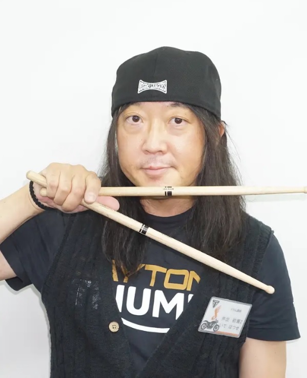 ドラム教室　担当講師：井出 初瀬（いで　はつせ） 開講曜日：月 CONTENTS講師プロフィール講師コメントコース概要2025年9/30まで 夏の短期レッスン開催中！体験レッスンのお申込みお問い合わせ講師プロフィール 音楽学校卒業後、ミュージシャンのアシスタント、ディナーショーのバック等の活動を行う […]