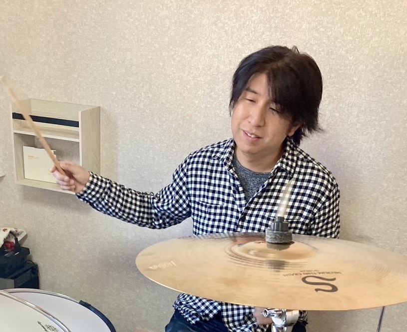 ドラム教室　担当講師：橋爪 良明（はしづめ　よしあき） 開講曜日：土 CONTENTS講師プロフィール講師コメントコース概要2025年9/30まで 夏の短期レッスン開催中！体験レッスンのお申込みお問い合わせ講師プロフィール 中学ではブラスバンド部（パーカッション）に在籍し全国大会出場経験を持つ。 ま […]