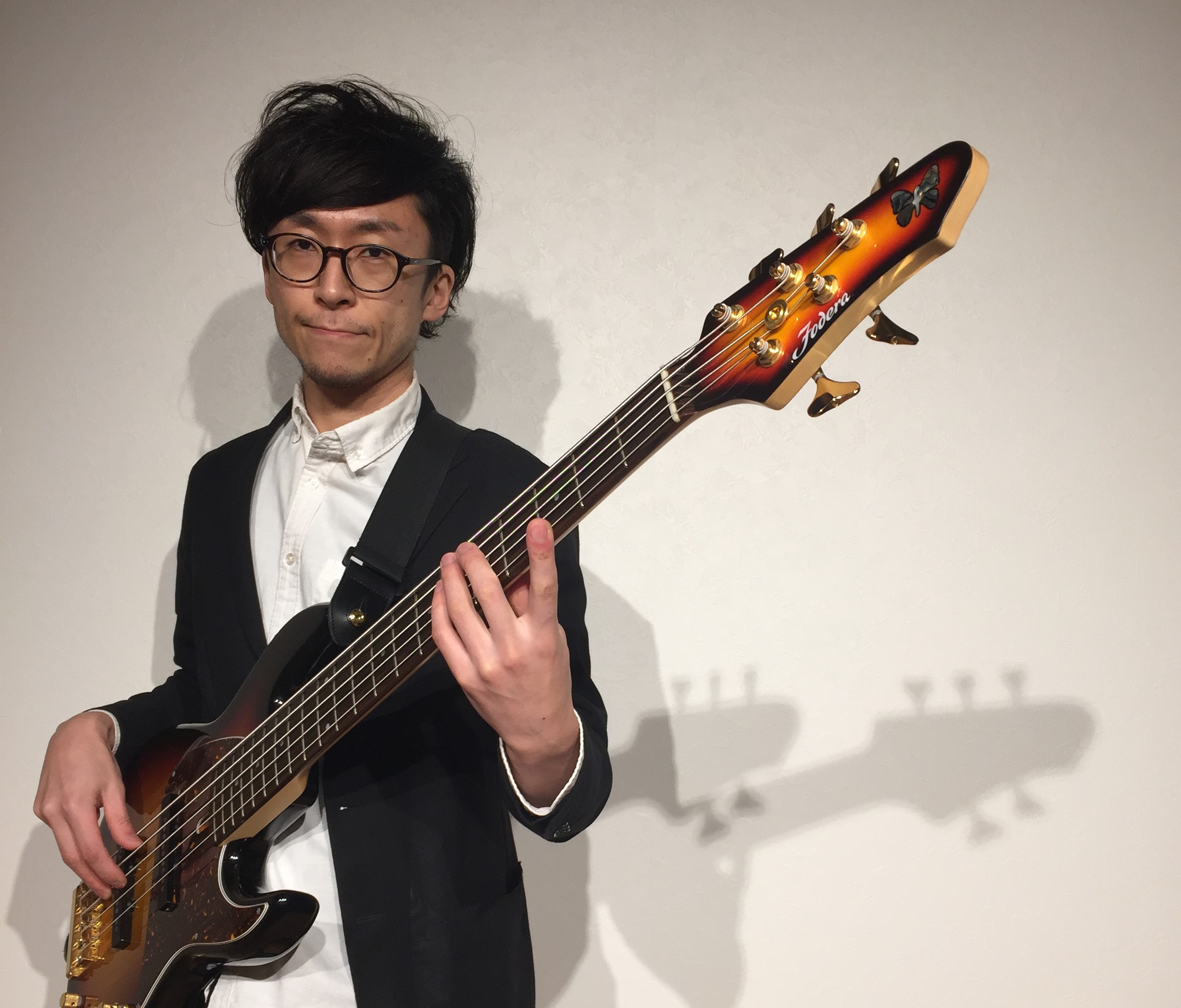 エレキベース教室　担当講師：越阪部 智彦（おさかべ　ともひこ） 開講曜日：火 CONTENTS講師プロフィール講師コメントコース概要2025年9/30まで 夏の短期レッスン開催中！体験レッスンのお申込みお問い合わせ講師プロフィール 14歳よりエレキベースを始め、高校卒業とともにコントラバスを安ヵ川大 […]