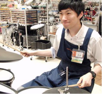 得意楽器:ドラム・ベース店長 吉岡