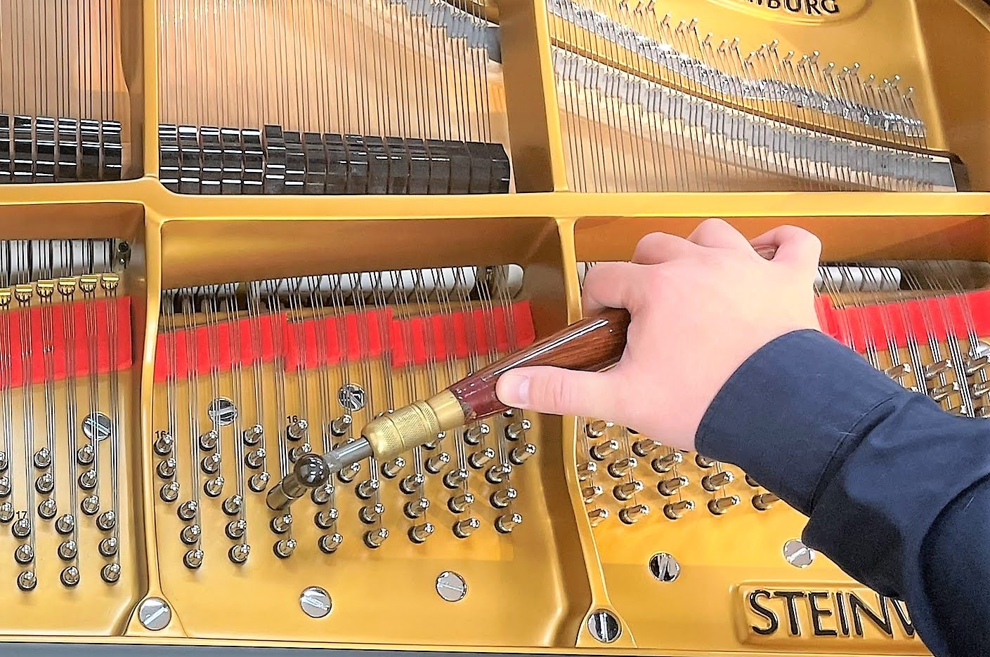 ピアノの音色がいつもきれいに響くのには調律を定期的に行う事が大切です 日頃何気なく演奏しているピアノ。「どうして音が出るんだろう？」「中はどうなっているのかな？」 ピアノのふしぎ、見て・触れて、体験してみませんか？調律師の方と一緒にピアノ調律にチャレンジしてみましょう。 ふしぎが分かると、もっとピア […]