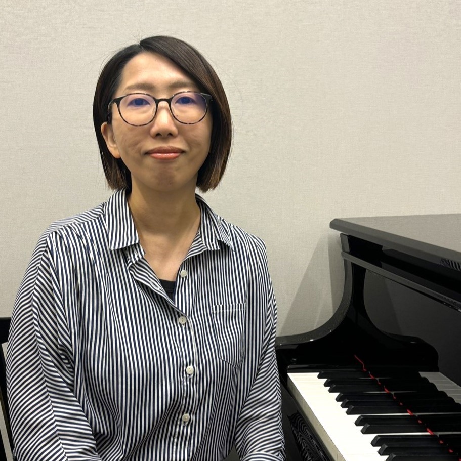 ピアノ講師（火曜日担当）佐護　麻衣子先生