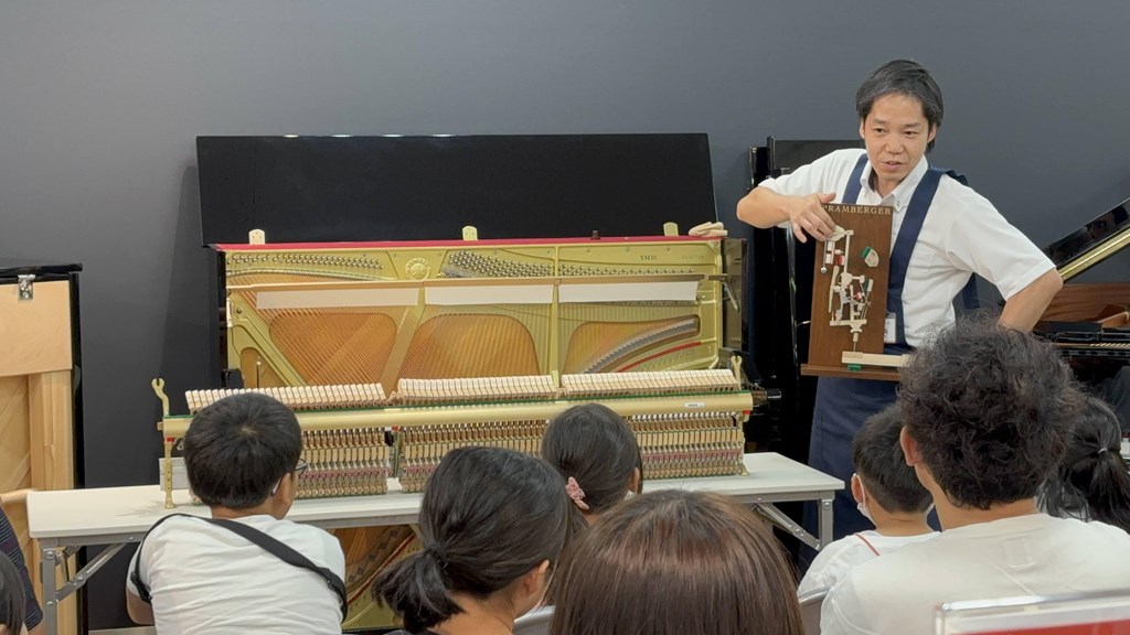 CONTENTS♪アップライトピアノの中身を大解剖！♪開催場所♪お申し込み♪♪お問い合わせ♪♪アップライトピアノの中身を大解剖！♪ 「ピアノの中身はどうなってるのかな？」「どんな仕組みで音が出てるのだろう？」 みなさんも一度は疑問に思ったことがあるのではないでしょうか？ 今回は実際に中を見る機会が少 [&hellip;]