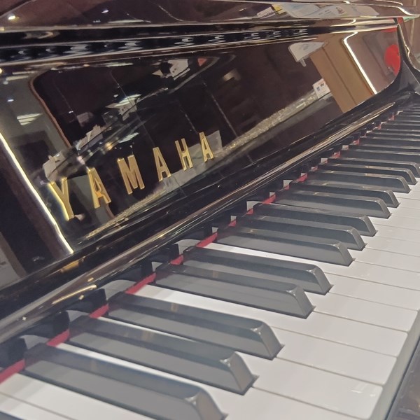 白鍵:アクリル樹脂 黒鍵:フェノール樹脂