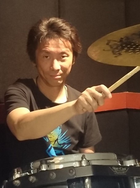 ドラムの体験レッスンDAYを行います♪ ドラムに触ったことがない方でも大丈夫! 自分の手で音楽を奏でる楽しさを、体験してみませんか? CONTENTS開催日担当講師開催日 担当講師
