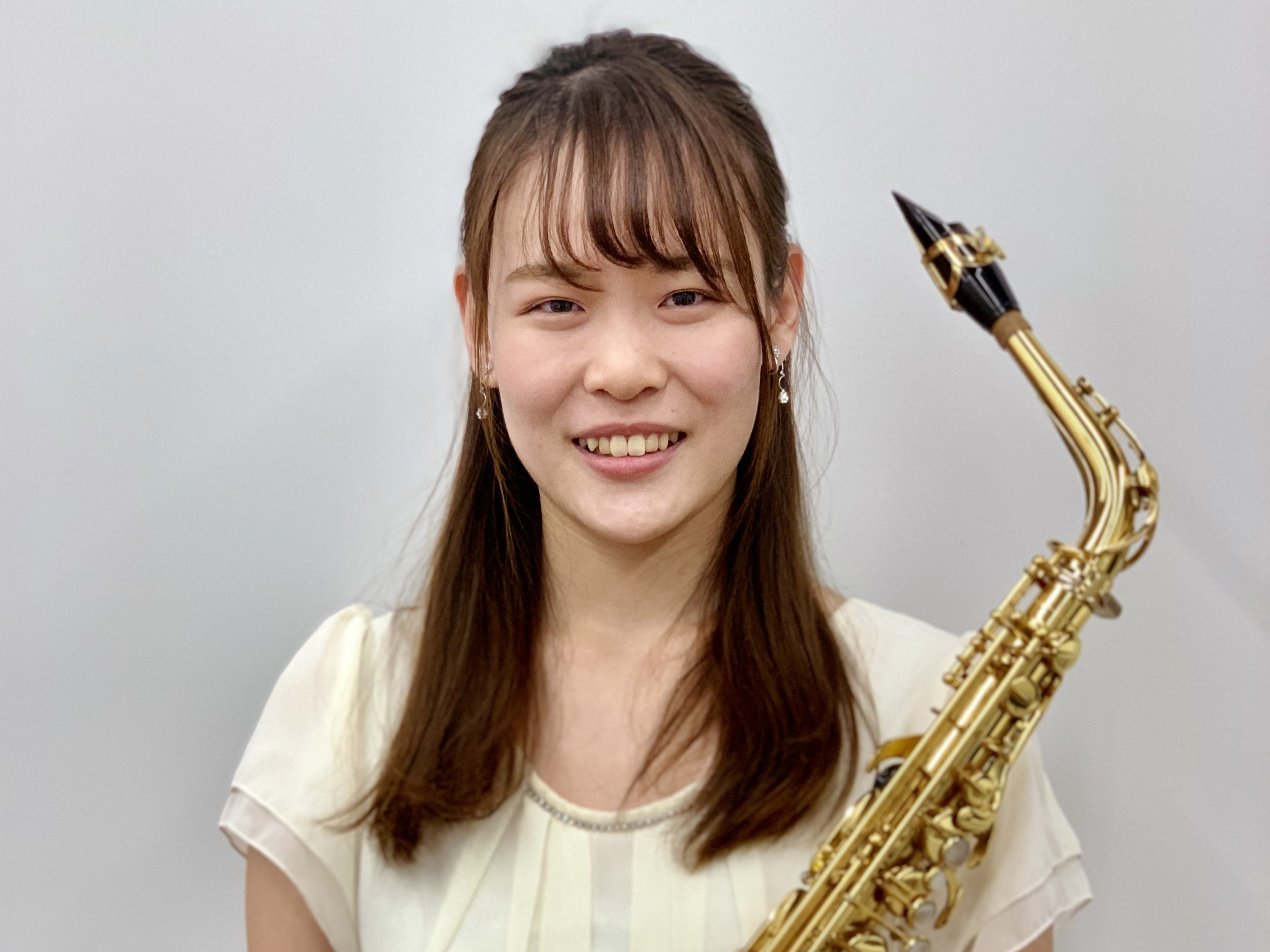 管楽器で憧れている方も多いはず。 好きな曲を吹くだけでなく、腹式呼吸のエクササイズにもなるサックス。 吹奏楽でも花形な楽器。 体験してみてはいかがでしょうか。 CONTENTS講師：中村　かれん先生（金曜担当）曜日・時間講師：中村　かれん先生（金曜担当） 講師コメント 一人一人のご要望に合わせて、丁 [&hellip;]
