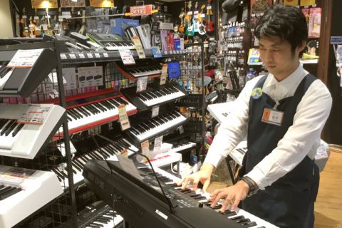 スタッフ写真 キーボード・デジタル機器・ギタセレなど 金子