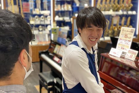 スタッフ写真 <副店長><ドラム・ギター・防音室・音楽教室アドバイザー>ウクレレ 堀越
