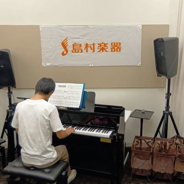 ピアノを始めて3か月のSさん。はじめやっていた楽譜はすらすら弾けるようになり、少し難しいアレンジでしたが、しっかりと最後まで演奏ができていました♪