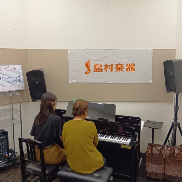 ピアノを始めてもうすぐ1年のKさん。6月の発表会で演奏した瑠璃色の地球を披露していただきました。発表会の時よりもさらにレベルアップされて、素敵な演奏でした！