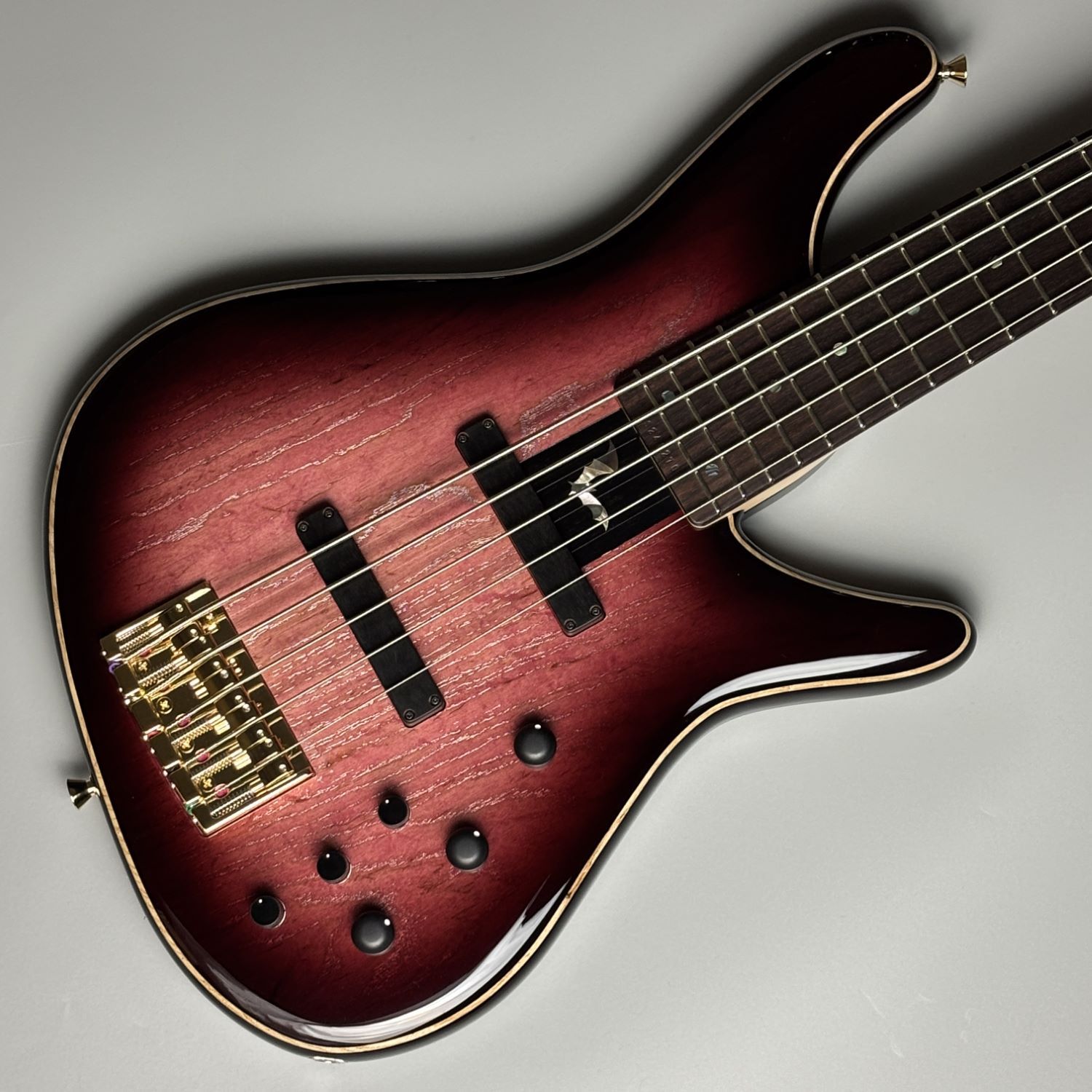 あなたの“相棒ベース”、ここで見つかります! 島村楽器 長久手店では、これからベースを始める方から経験者まで楽しめるエレキベースを幅広くご用意しています。 定番から個性派モデルまで、試奏しながらスタッフと一緒にあなたにぴったりの一本を見つけてみませんか? 展示ラインナップ