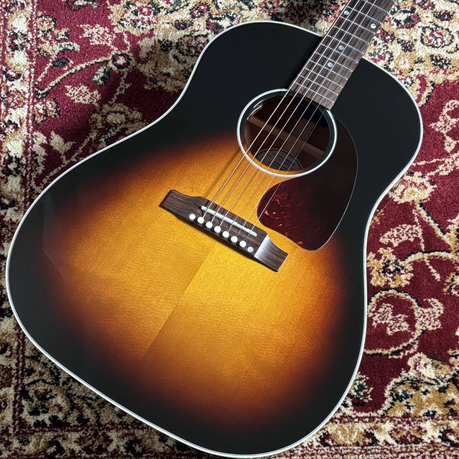 CONTENTSGibson J-45とは？展示ラインナップ：Gibson J-45番外編：長久手店のおすすめアコースティックギターGibson J-45とは？ 一般的に、Gibson J-45は1940年代から愛され続ける“アコギの王道”モデルです。丸みを帯びたラウンドショルダーのボディと、温かく [&hellip;]