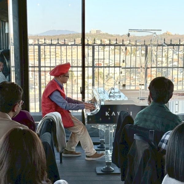 赤い衣装がパッと目を引くAさん！衣装もさることながら演奏も、ショパンの美しい旋律をとても素敵に弾いていただきました🎵