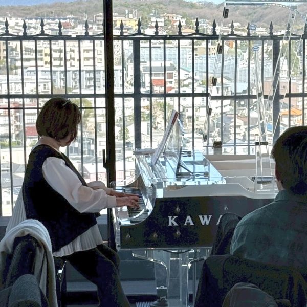 アップテンポな曲で会場を魅了してくださったTさん！今回がサロンイベント2回目のご参加で、より強弱の幅も広がって素敵でした♫