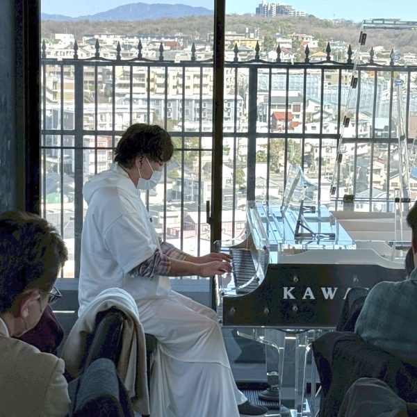 トップバッターを務めていただいたHさん！今回が初めて人前で弾く機会でしたが、素敵な演奏を披露してくださいました♪