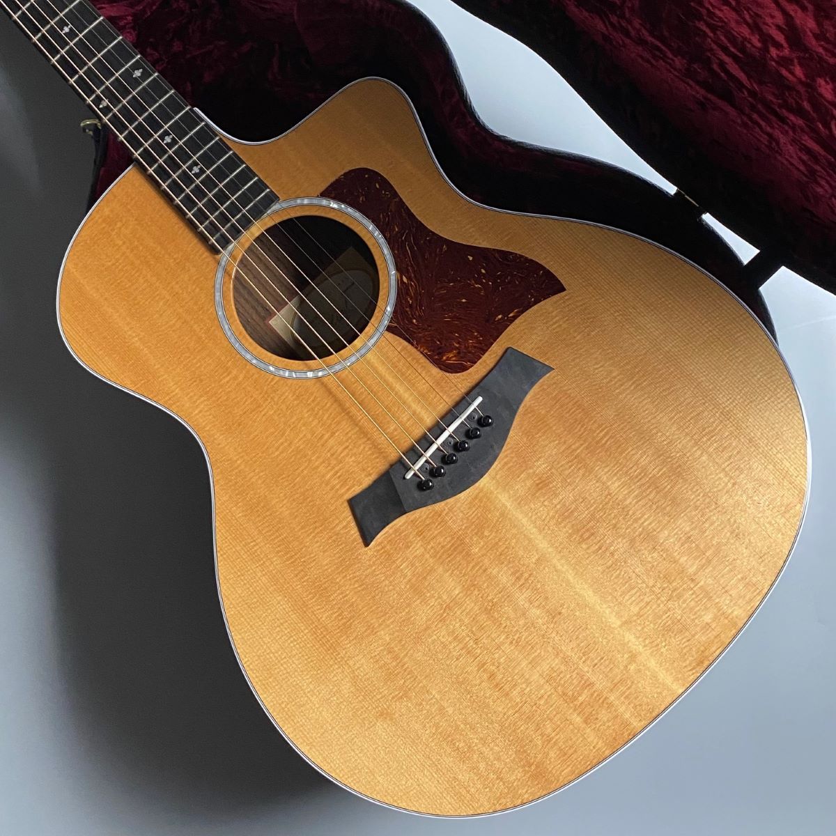 長期展示につき通常￥286,000（税込）が衝撃の30％Off！Taylor 214ce RW DLX