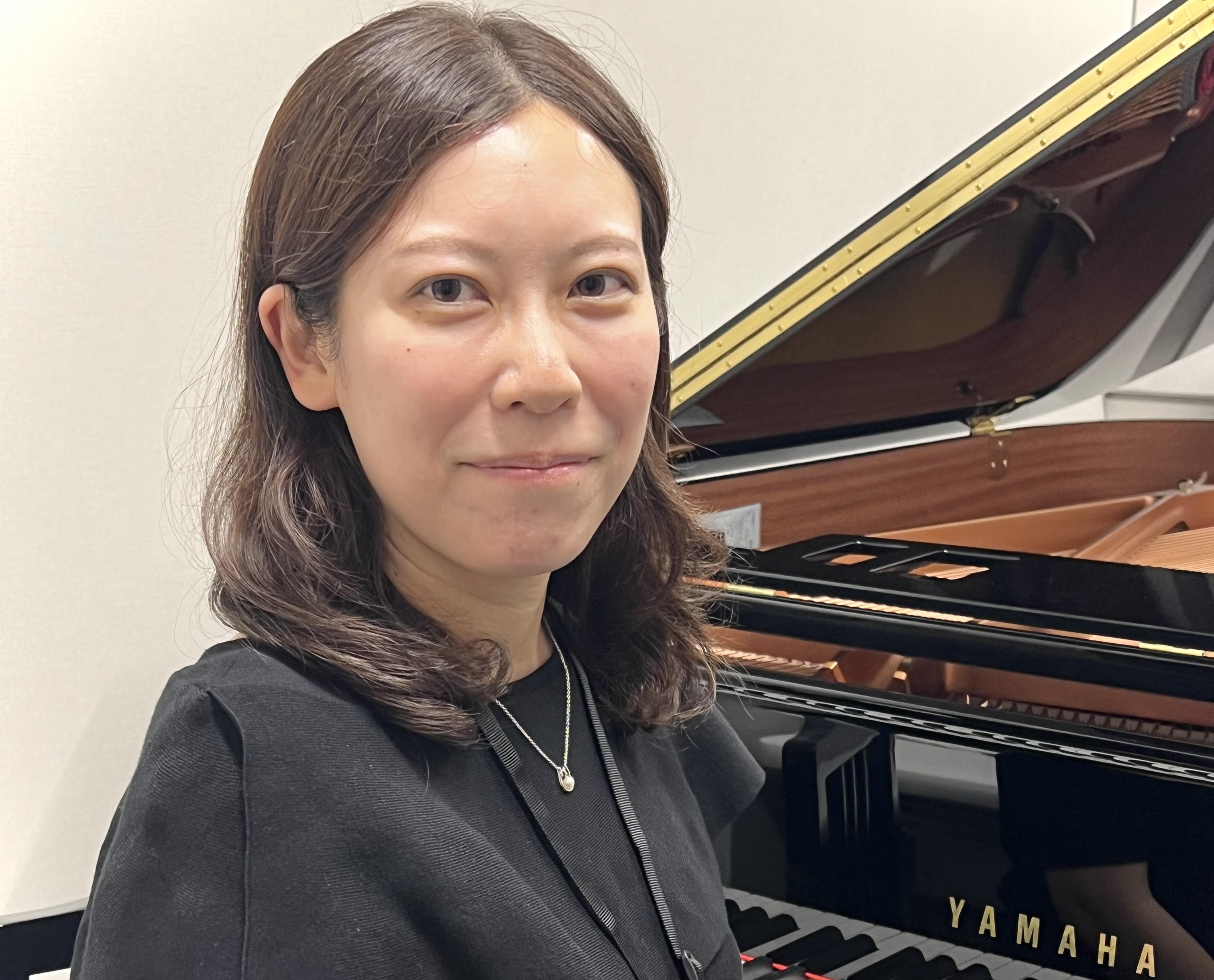 みなさん、こんにちは！当店の音楽教室には、ピアノ、管楽器、声楽、ギター、ドラム等、様々なコースを開講しています。「どんな先生がレッスンしているの？」という疑問にお応えすべく、スタッフが担当講師へインタビュー形式で色々なことをきいてみました！ CONTENTS村上 香織(むらかみ かおり）先生　開講曜 […]